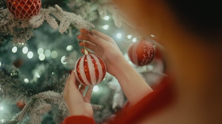 persona que está decorando el árbol de navidad