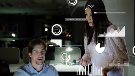 animación del procesamiento de datos contra hombres y mujeres diversos que discuten mientras trabajan hasta tarde en la oficina
