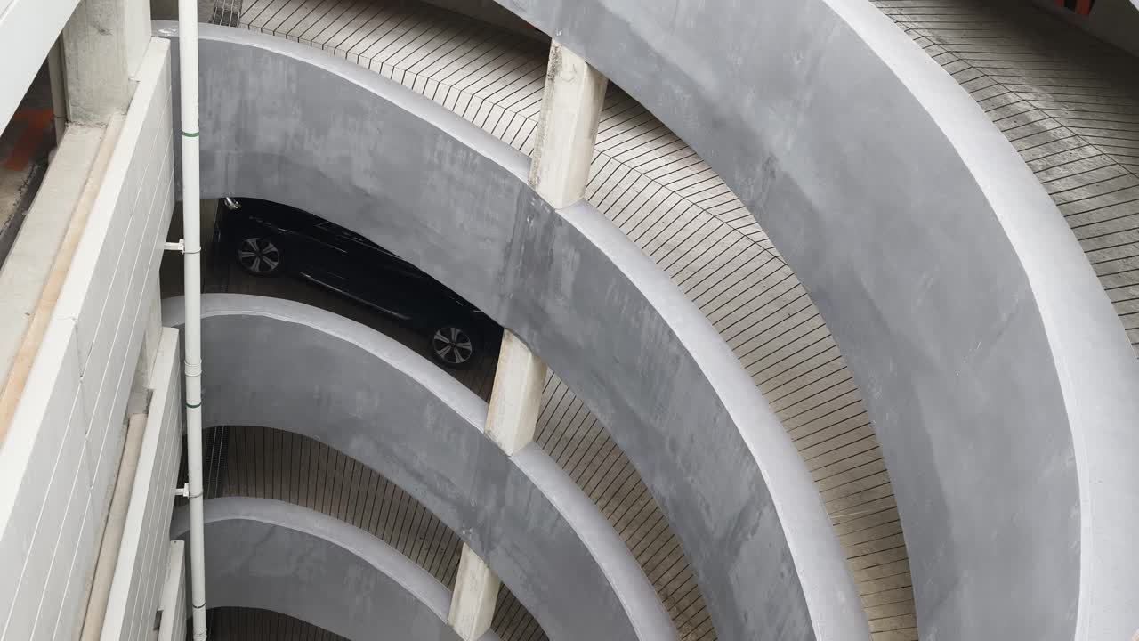 garaje de estacionamiento en espiral de varios niveles