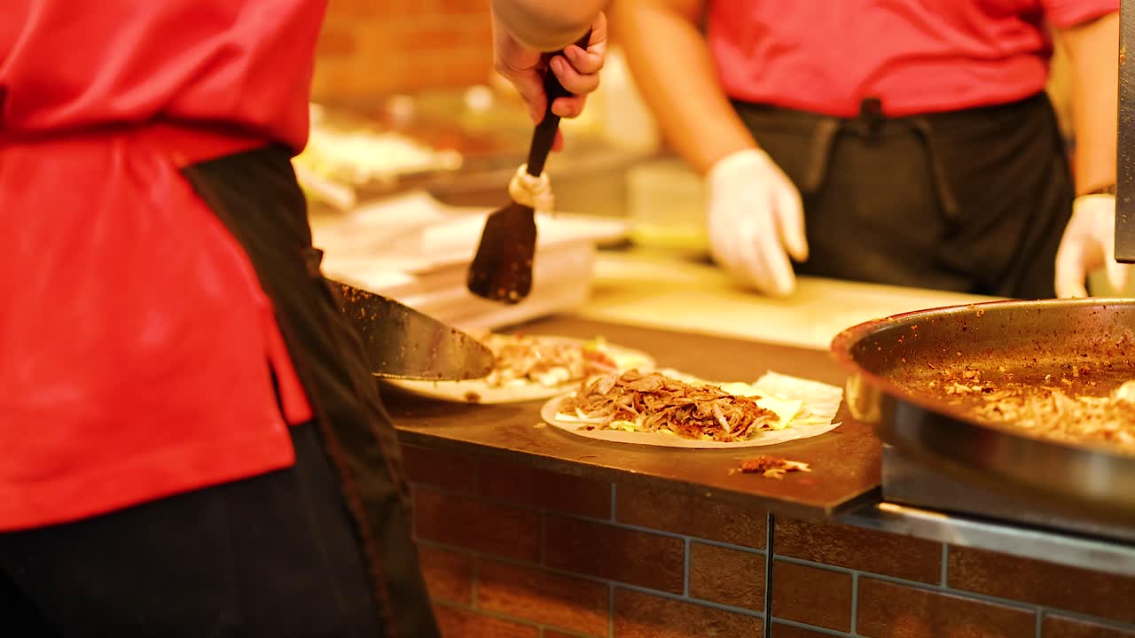 푸켓의 거리 음식 시장에서 케바브 고기를 요리하는 셰프