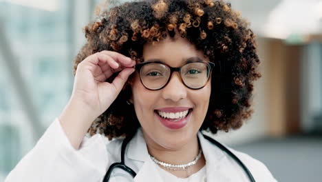 cara, médico feliz y mujer con gafas