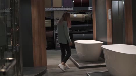 Mujer-Elige-Un-Nuevo-Baño-En-Una-Tienda-De-Diseño-De-Interiores