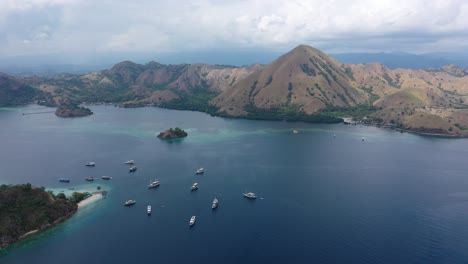 vista aérea de la isla de kelor, parque nacional de komodo, indonesia