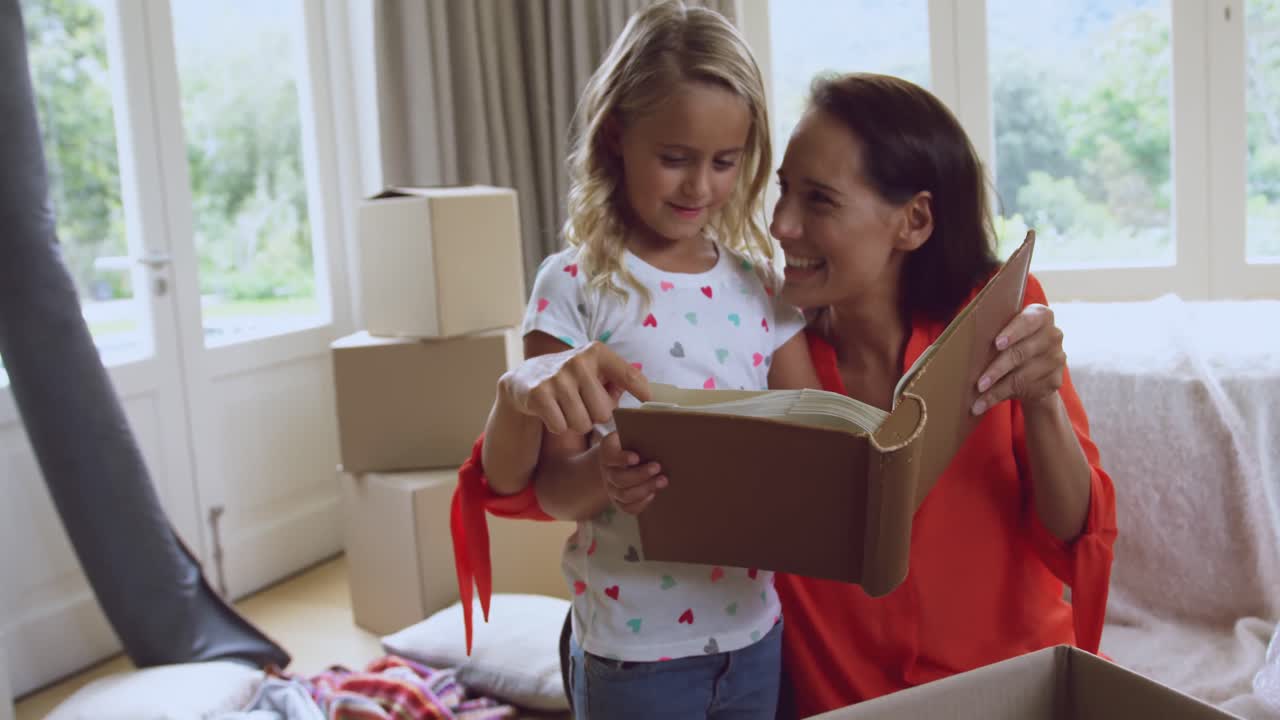 madre e hija leyendo un libro de cuentos en la nueva casa 4k