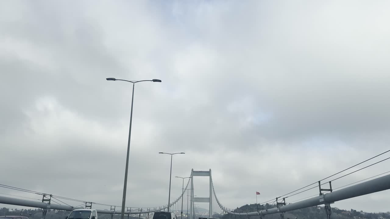 Images of vehicles crossing from the European continent to the Asian continent on the Bosphorus Bridge in Istanbul