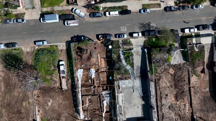 Sforzi di ricostruzione in corso nelle montagne di Santa Monica dopo l'incendio di Palisades. Vista dall'alto mostra i progressi nella ricostruzione delle case in mezzo a paesaggi carbonizzati, acquisizione aerea.
