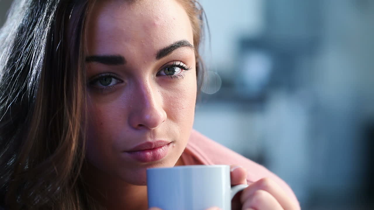 retrato de una mujer adolescente deprimida y triste