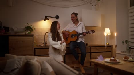 pareja cantando y bailando en la cocina
