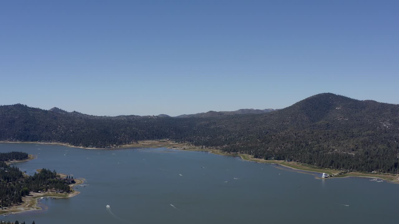 캘리포니아주 샌버나디노 카운티의 빅 베어 레이크에서 산 스카이라인을 향해 날아가는 높은 고도에서 멋진 드론 샷