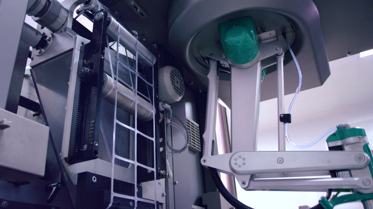 제약 포장 기계가 작동을 시작합니다. 자동화된 프로세스