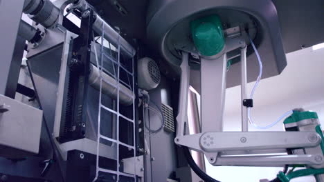 máquina de envasado farmacéutico en funcionamiento. proceso automatizado