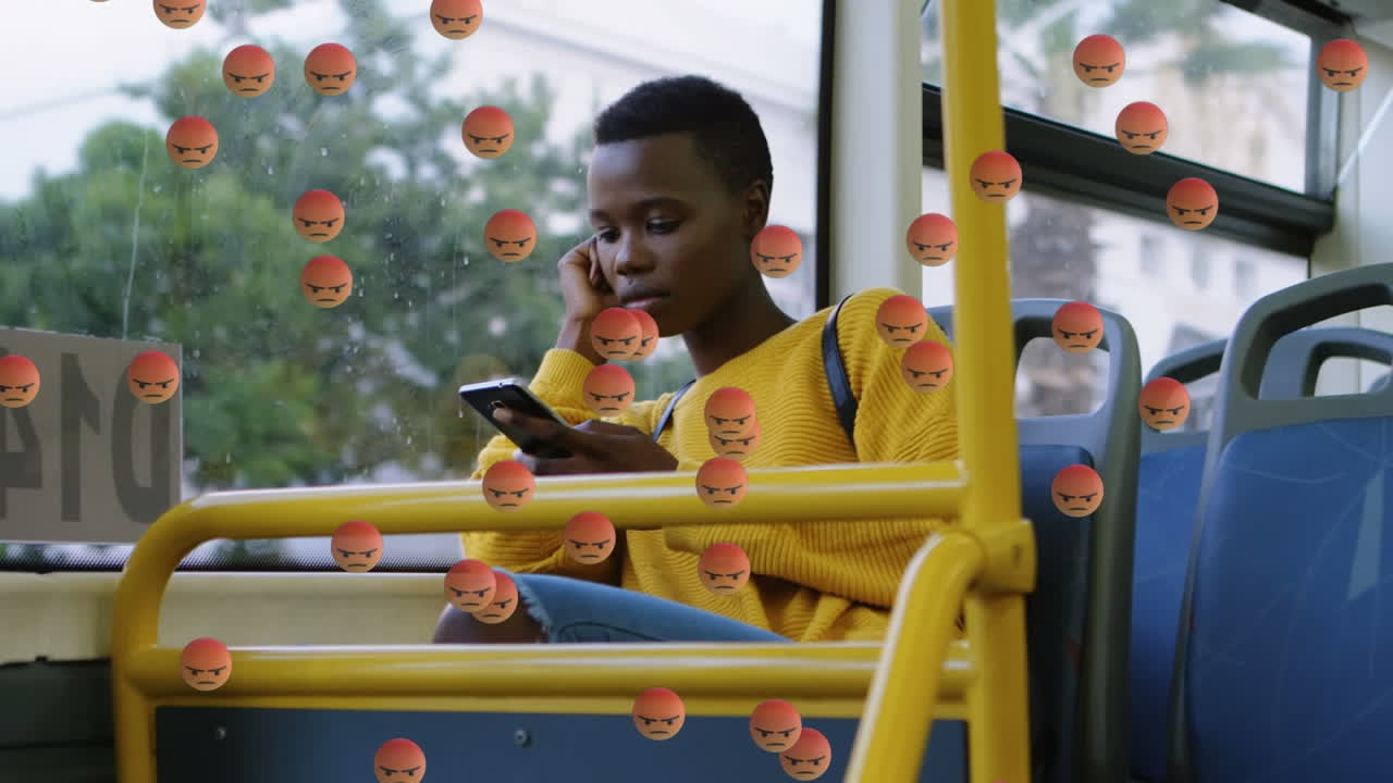 스마트폰을 사용하는 여성 위에 떨어지는 이모티콘의 애니메이션