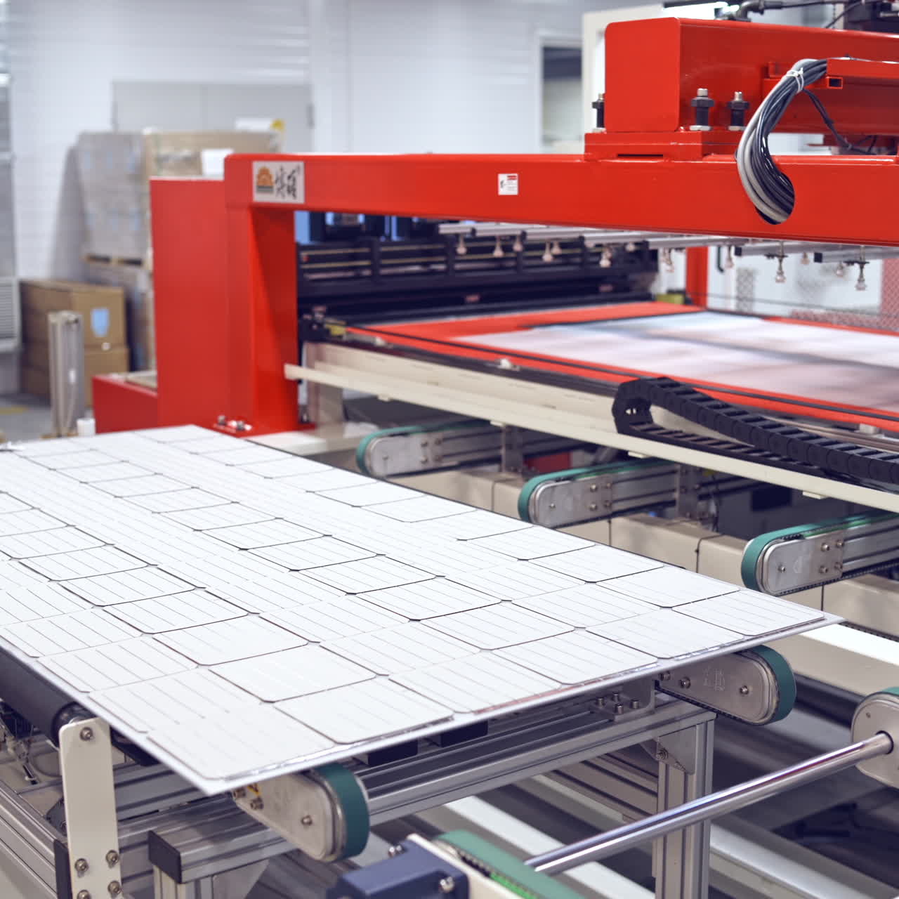 Conceito de produção automatizada moderna. Fábrica robótica para produção de painéis solares.