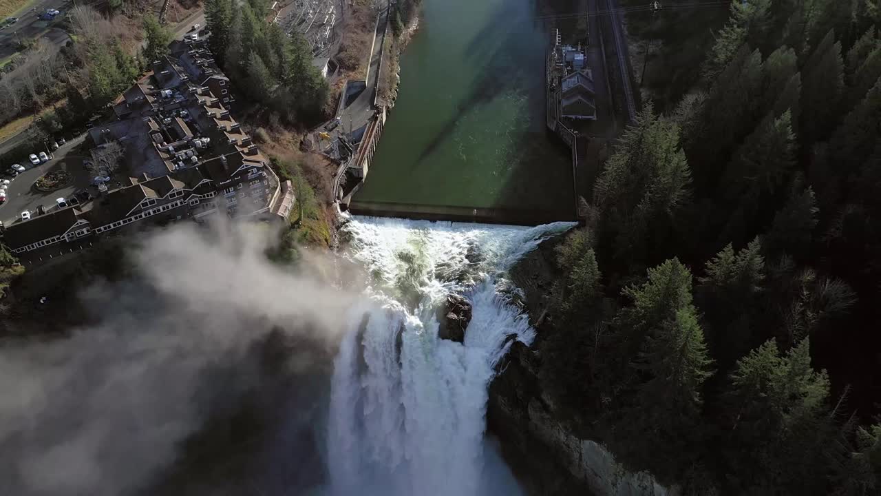 hermosa cascada en snoqualmie y río rodeado de parque de coníferas en verano