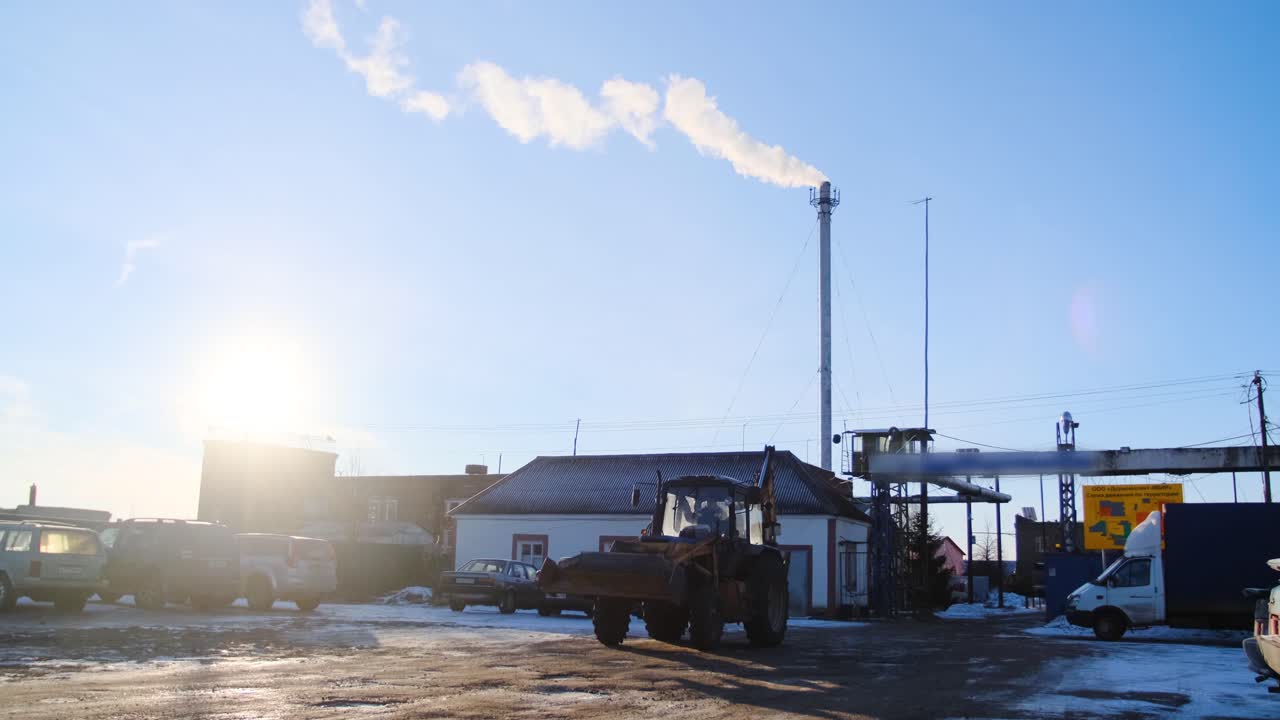 겨울에 트랙터와 함께 산업 지역