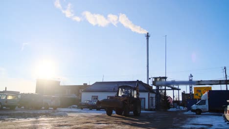 área industrial con tractor en invierno
