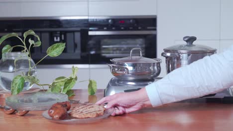plato típico israelí presentado en la cocina moderna
