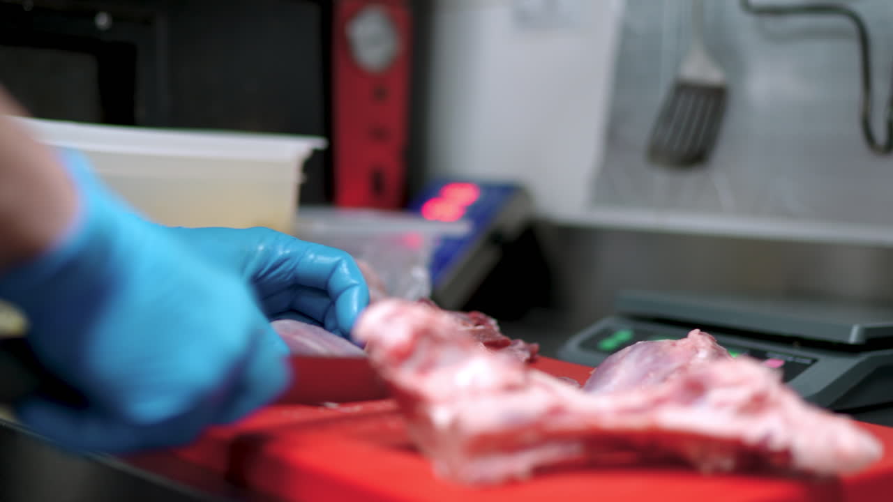 cuoco che prepara carne cruda