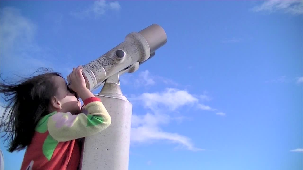 telescopio sobre cielo azul claro