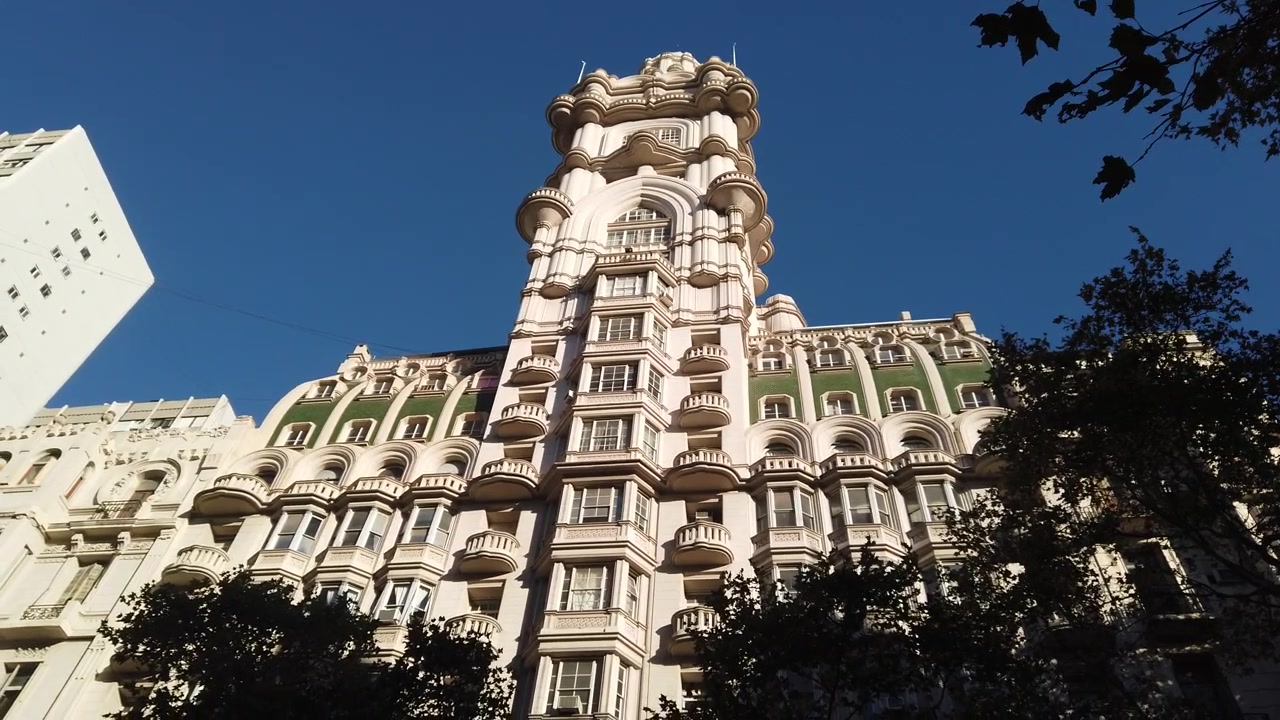 Plano de estabelecimento em ângulo baixo da arquitetura do Palácio Barolo, marco histórico em Buenos Aires