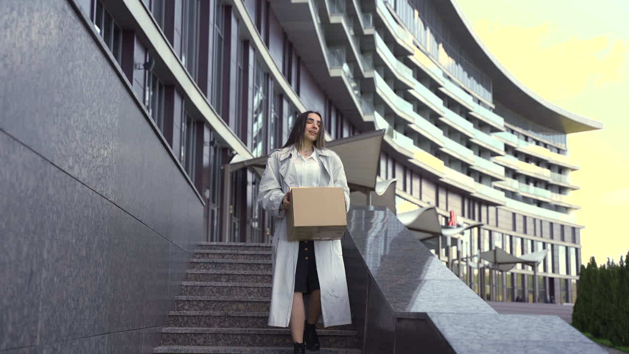 una hermosa mujer acaba de dejar su trabajo