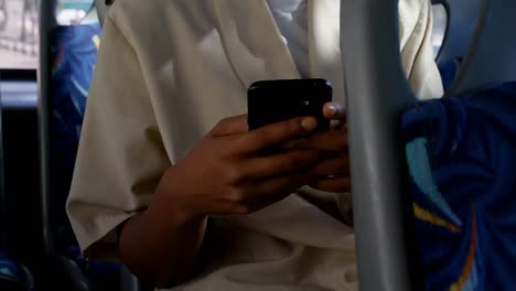 burbuja de habla con números crecientes contra la sección media de la mujer que usa un teléfono inteligente en el autobús