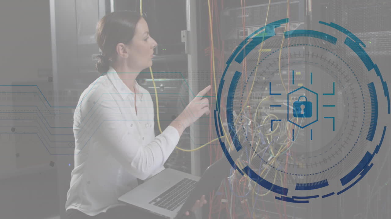 animación del icono del candado de seguridad sobre ingeniera caucásica con computadora portátil trabajando en la sala de servidores