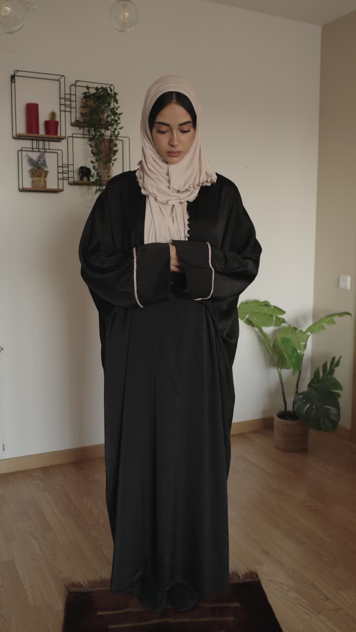 Мусульманская женщина молиться