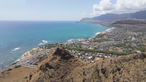 cresta de la montaña del acantilado en la playa tropical con el océano azul y la ciudad