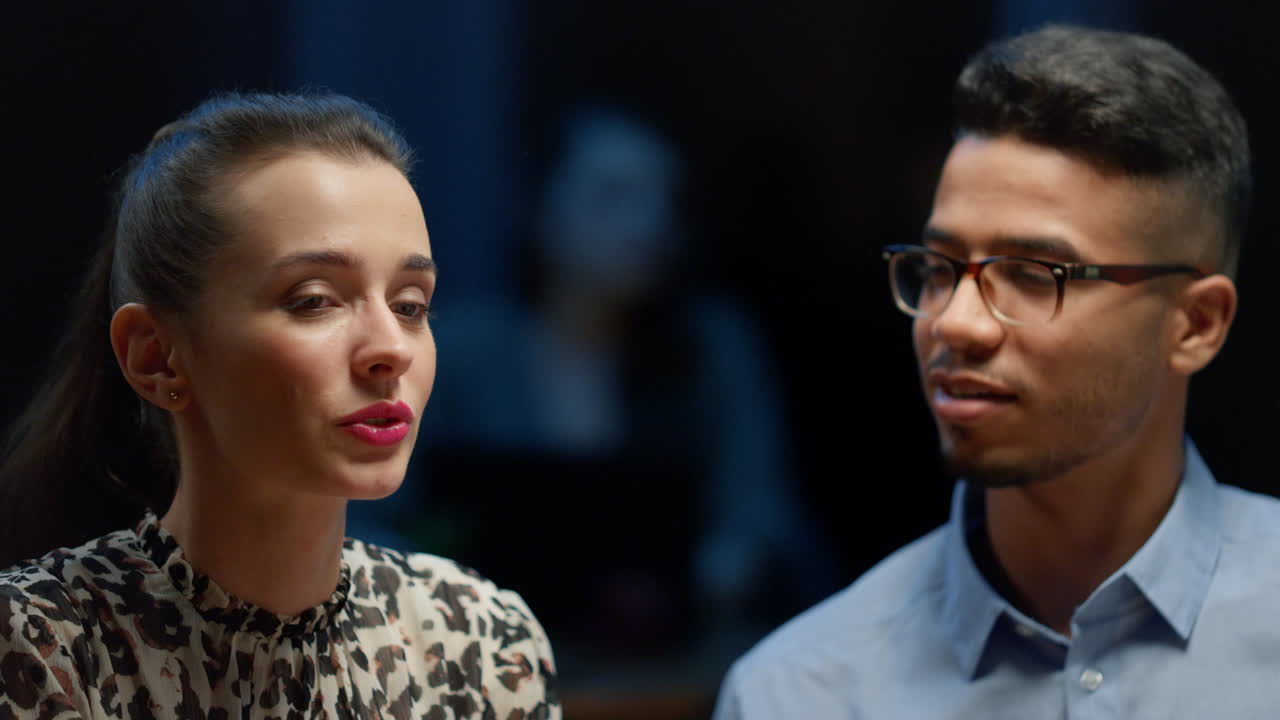 다민족 팀이 대화를 나누고 있습니다.