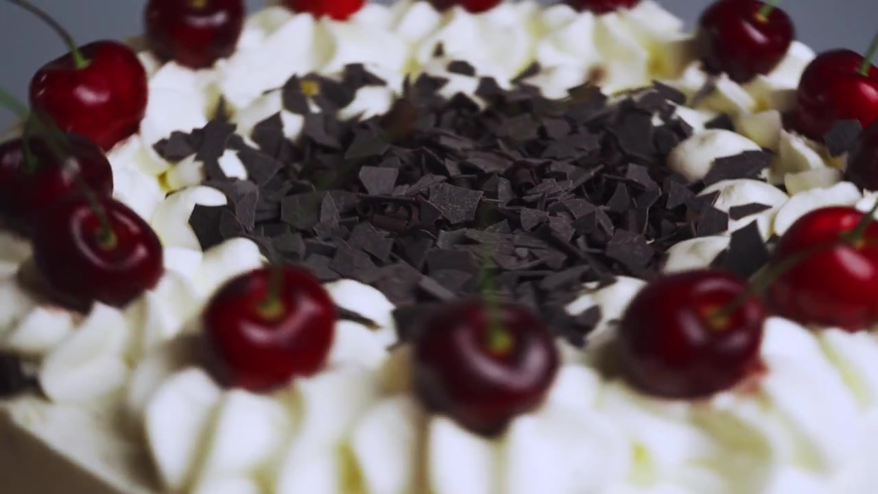 Torta Foresta Nera che gira, si ferma e poi viene tagliata