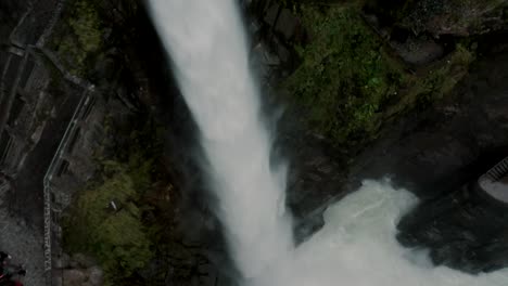 toma de drone del caldero del diablo en baños de agua santa, ecuador