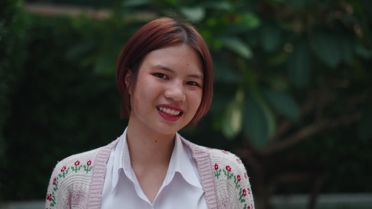 미소 짓는 젊은 아시아 여성