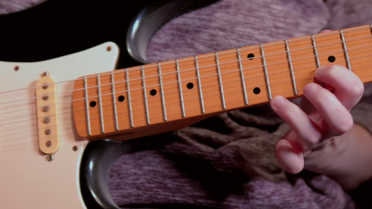 기타 솔로를 연주하는 여자