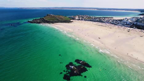 playa de porthmeor con vistas a st ives en cornualles durante el verano