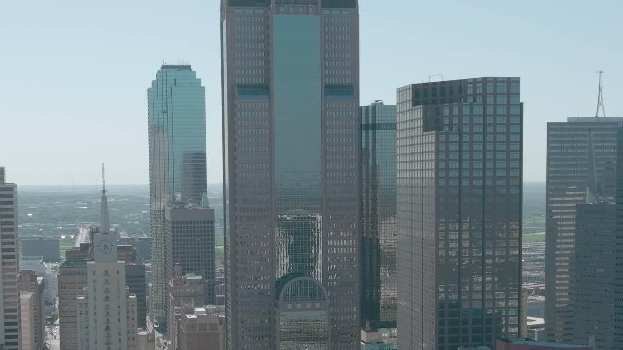 Vista del centro di Dallas con alti edifici e skyline della città