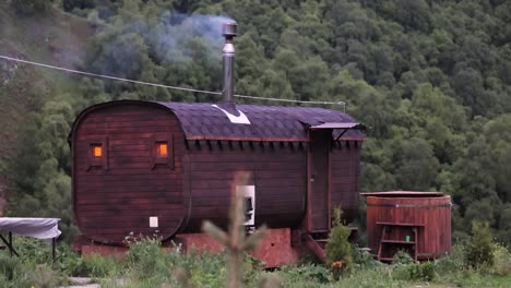 sauna de madera redonda al aire libre (baño) al aire libre en el bosque.