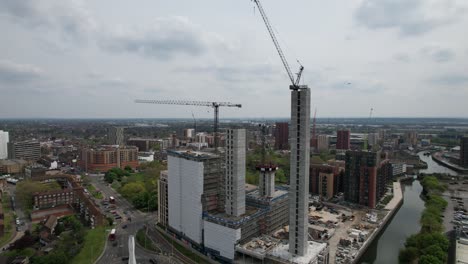 Steigende-Drohne-Aus-Der-Luft,-Baustelle-Für-Hochhauswohnungen,-Stratford,-East-London,-Vereinigtes-Königreich