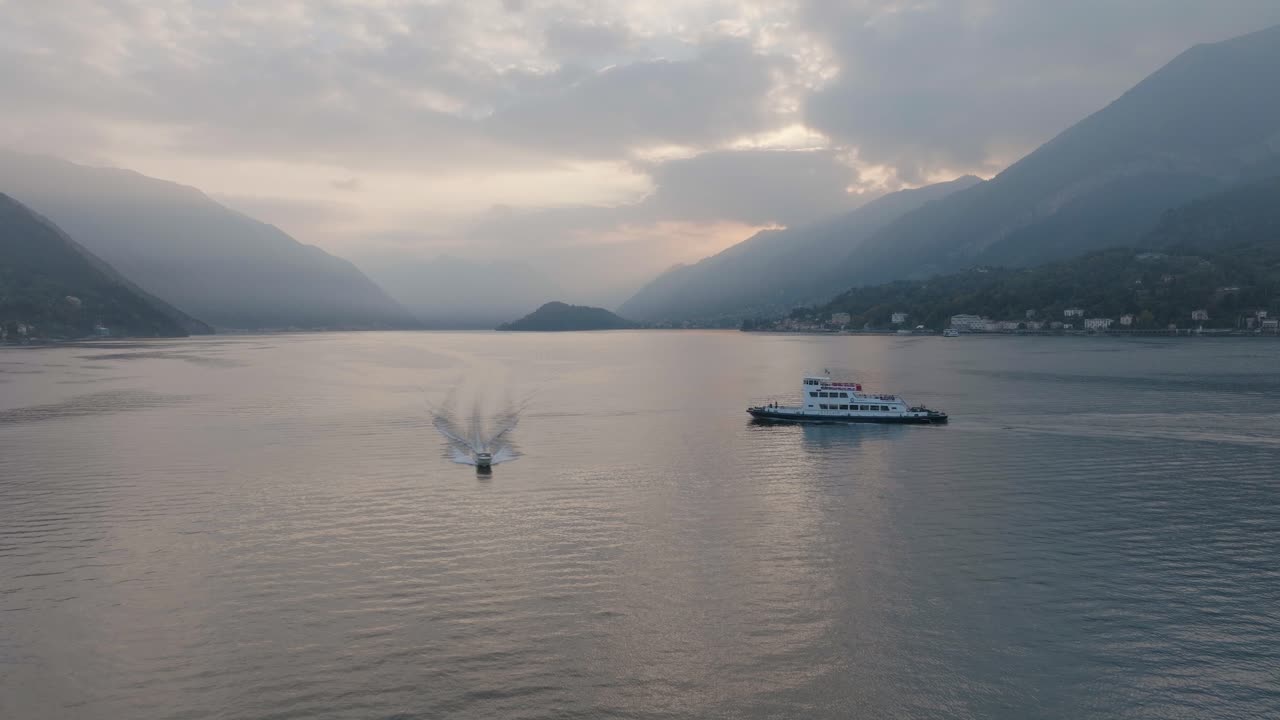4k aéreo - descenso lento al atardecer mientras la lancha rápida se acerca a la cámara en el lago de como, italia