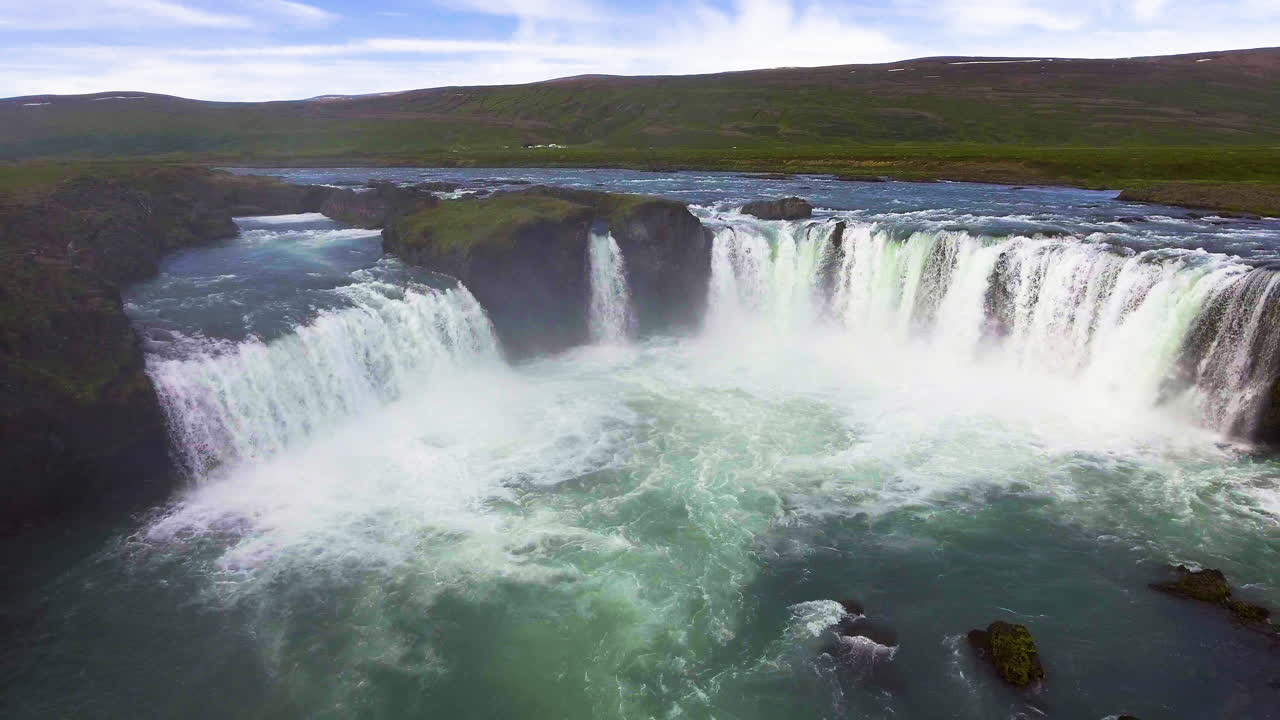 imágenes aéreas de drones de la cascada de godafoss en el norte de islandia.