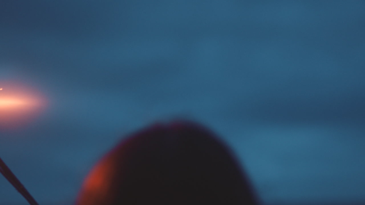 chispas, luces y fuegos artificiales brillan por la noche