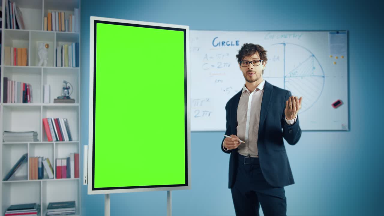 친절한 교사가 교실에 교훈을 설명하고, 녹색 화면 디지털 화이트 보드를 사용합니다. 성공적인 사업가는 프로젝트 성장에 대해 이야기합니다.