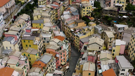 Vuelo-Aéreo-Sobre-Las-Calles-De-Riomaggiore,-Cinque-Terre-Italy