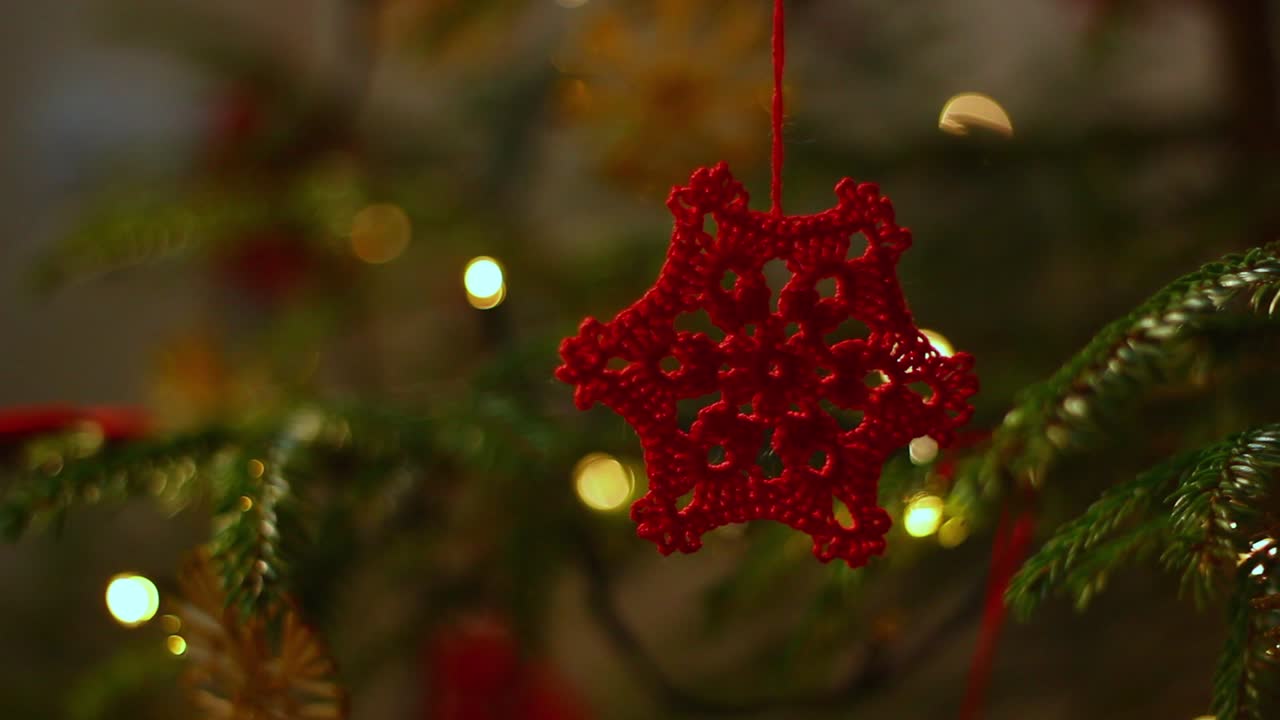decoración de lana de navidad colgando con fondo de luz de hadas closeup