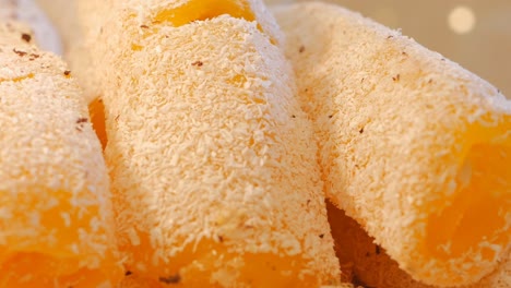 dolly disparando frutas delicias turcas con albaricoque. rahat lakum amarillo con papas fritas de coco. doly disparando. primer plano 4k. ramadán