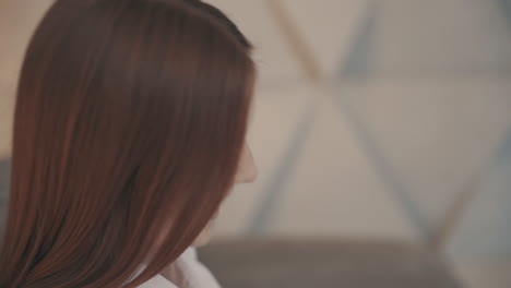 웃는 젊은 예쁜 여자의 초상화