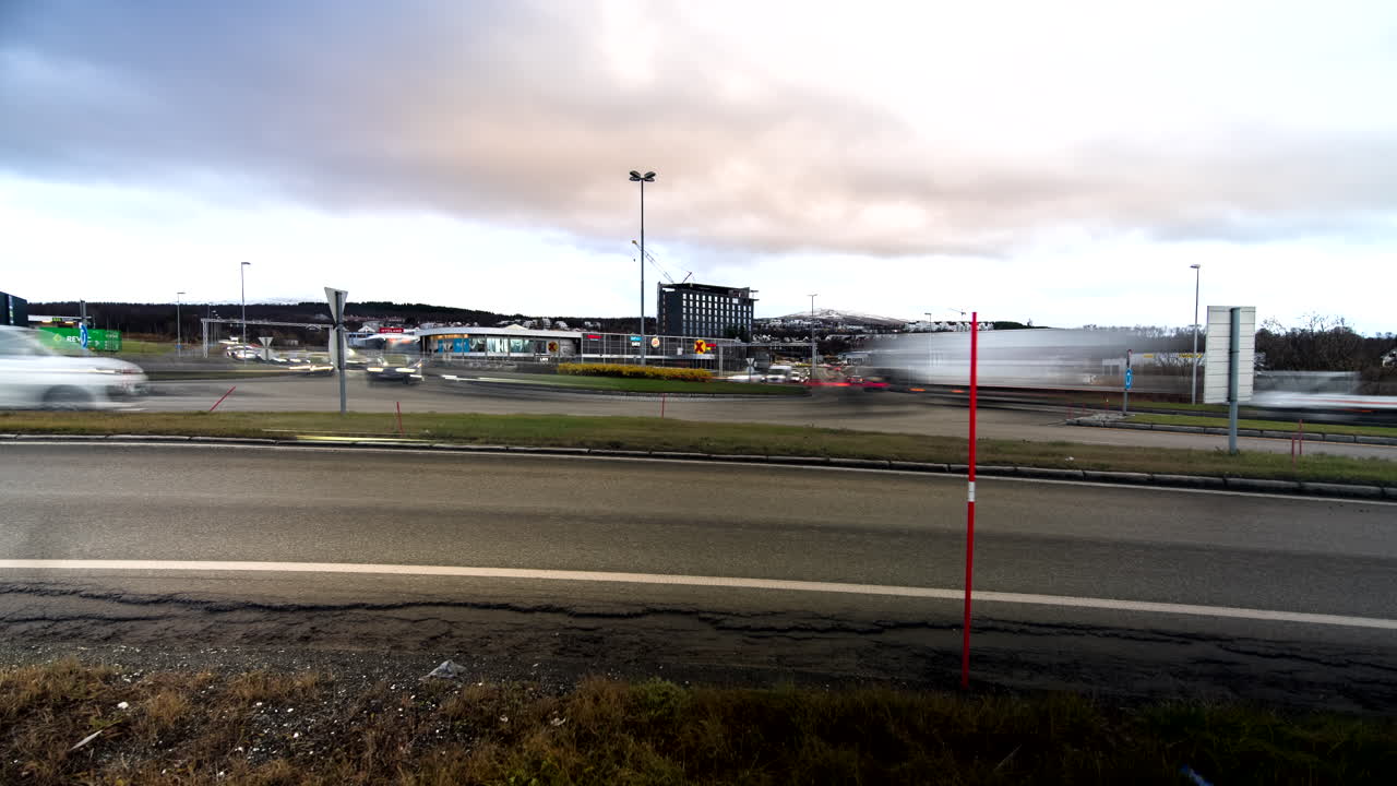 coches corriendo por la carretera en tromsø, noruega.