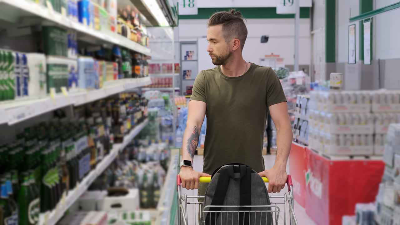 슈퍼마켓 에서 쇼핑 하는 남자