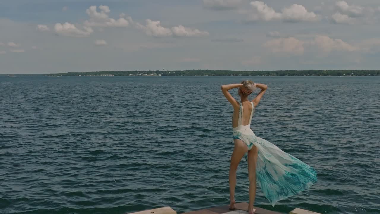 молодые женщины в купальниках бикини замедленная съемка панорамирования