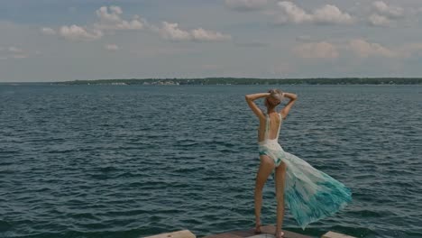 Mujeres-Jóvenes-En-Bikini-Traje-De-Baño-Tiro-Panorámico-En-Cámara-Lenta